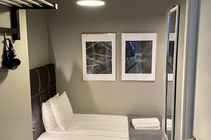 Room 42 of 149