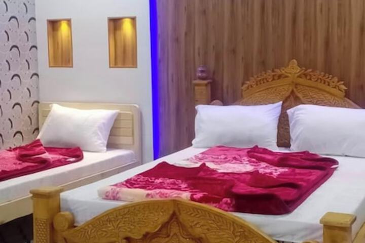 Room 4 of 8