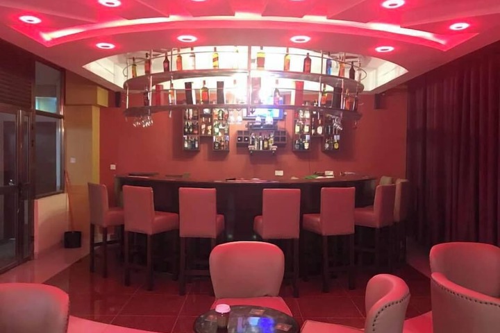 Lounge 28 of 43