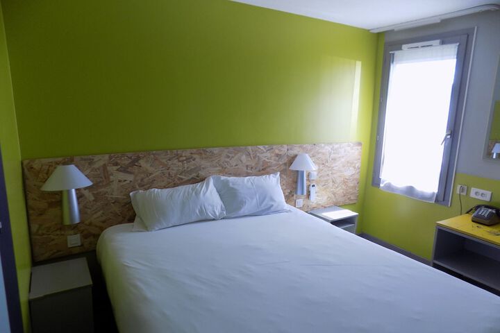 Room 27 of 73