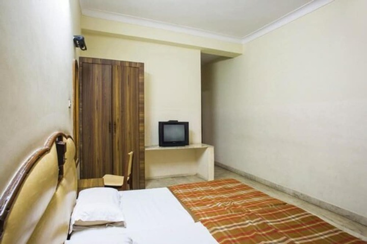 Room 6 of 12