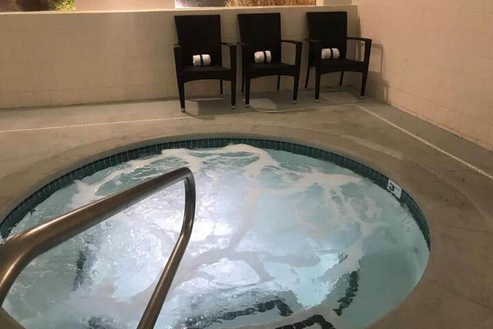Indoor/outdoor pool