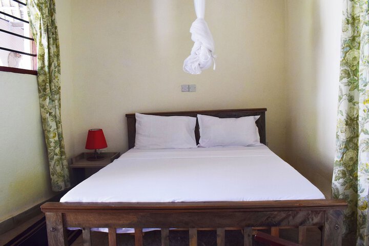 Room 6 of 18