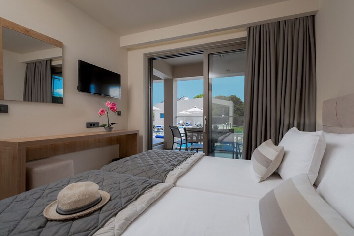 Room 4 of 10