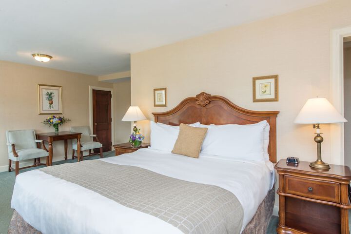 Standard | King Bed (3 of 6)
