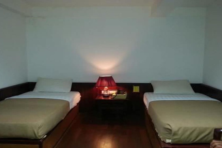 Room 13 of 33