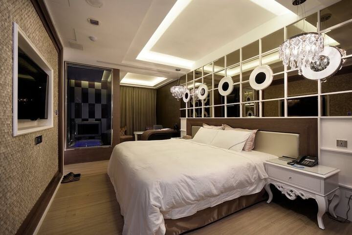 Room 15 of 113