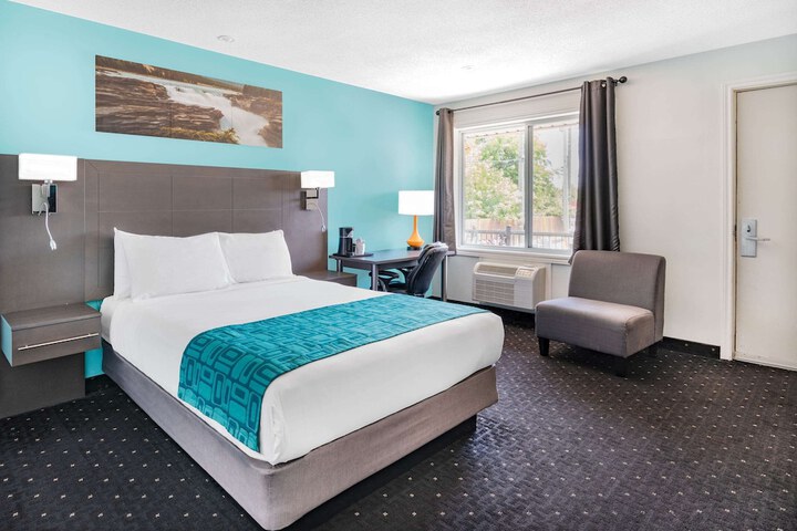 1 Queen Bed (1 of 25)