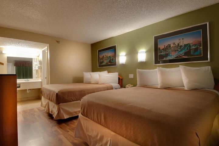 Deluxe Queen Bed (6 of 9)