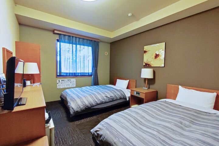 Room 5 of 16
