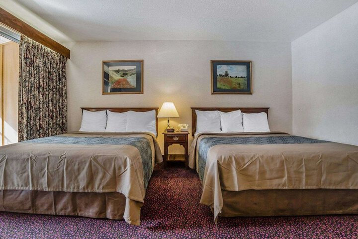 Queen Bed Accessible (8 of 12)