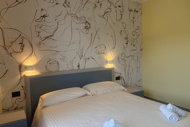 Room 12 of 104