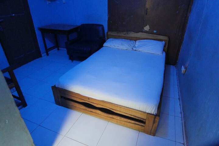 Room 4 of 7