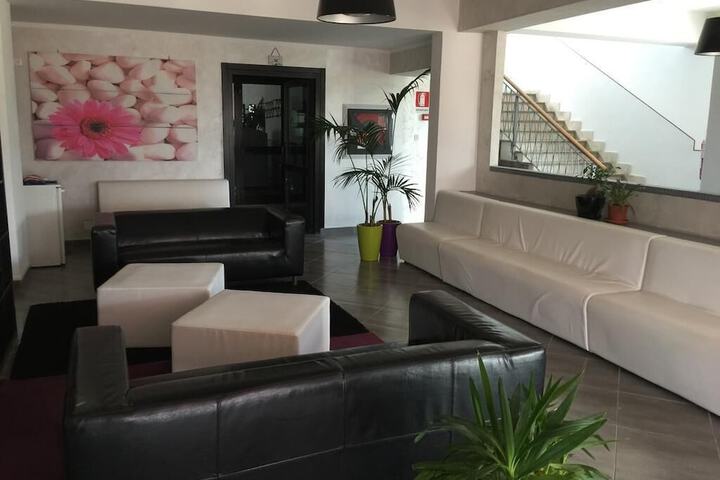 Lounge 5 of 25