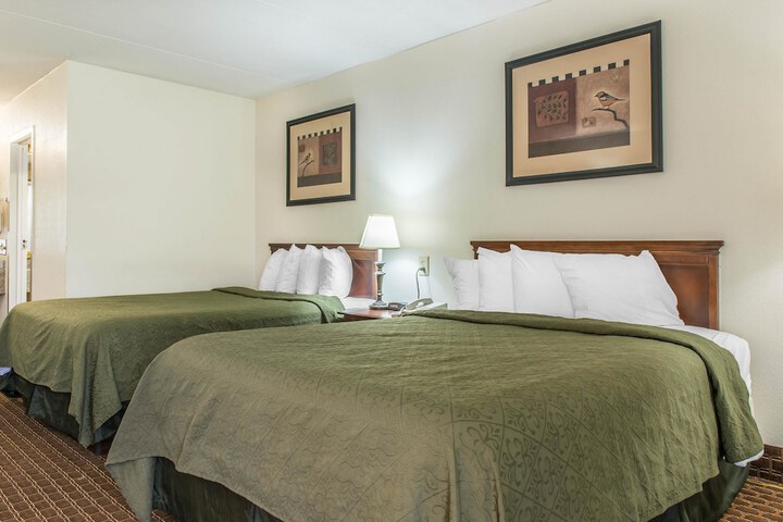1 Queen Bed (2 of 17)