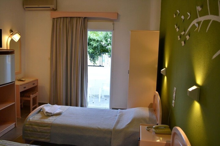 Room 9 of 32