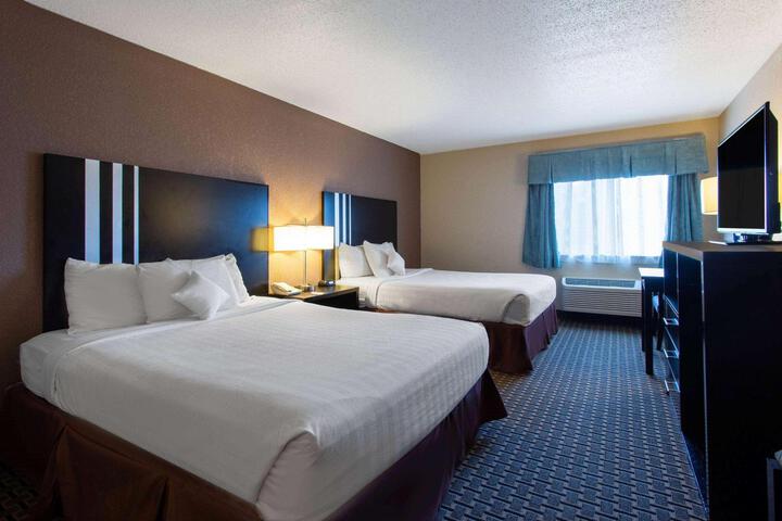 2 Queen Beds (2 of 10)