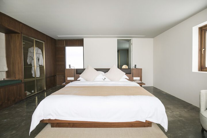 Room 7 of 77