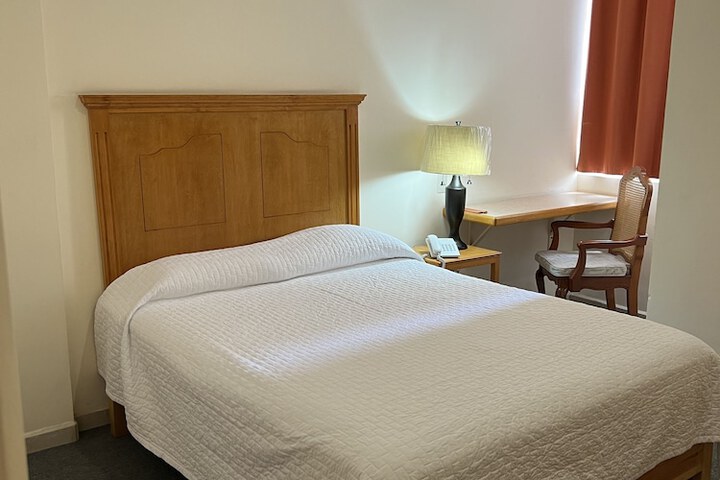 Room 25 of 46