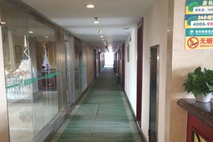 Ballroom/Hall 18 of 19