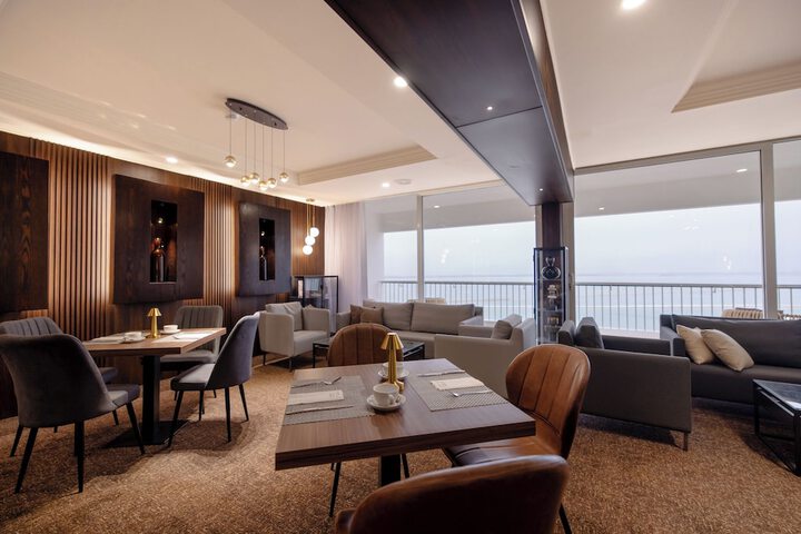 Lounge 63 of 79