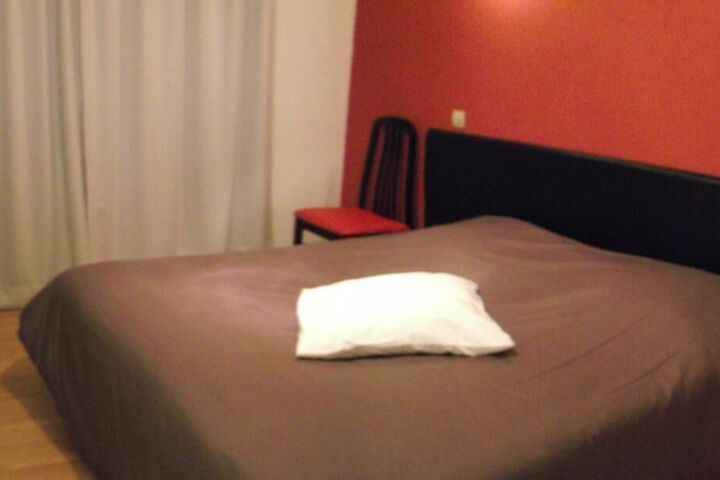 Room 7 of 19