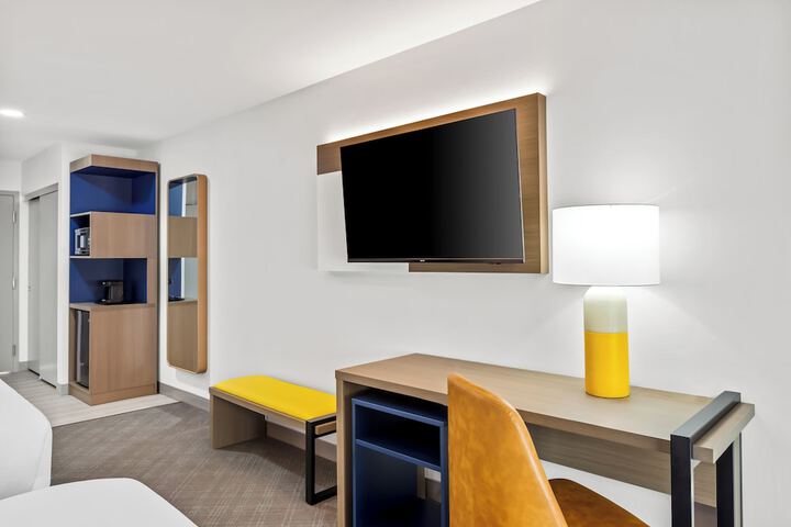 1 King Bed (4 of 8)