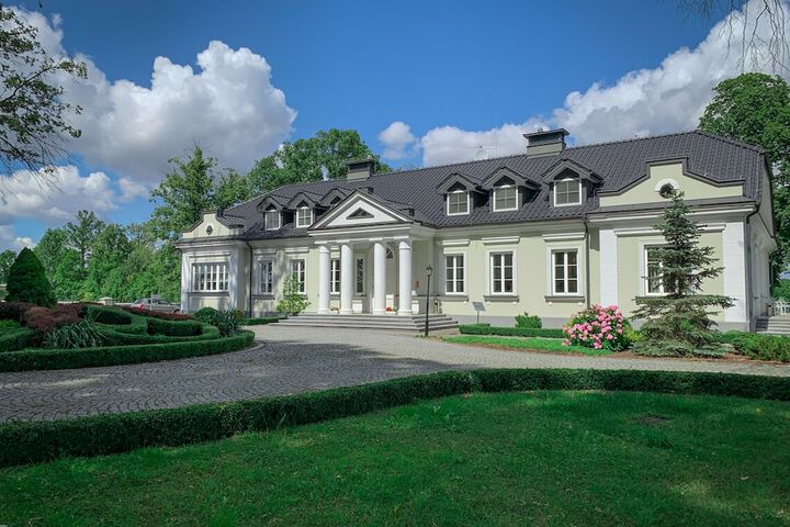 Exterior of Dwor DROBLIN
