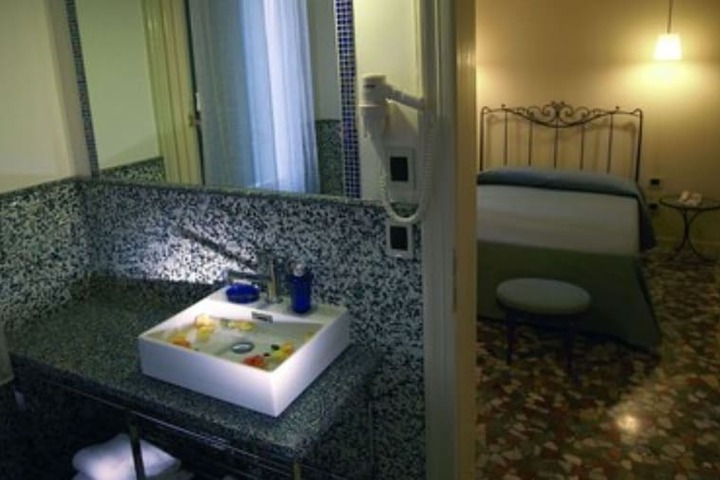 Room 21 of 103