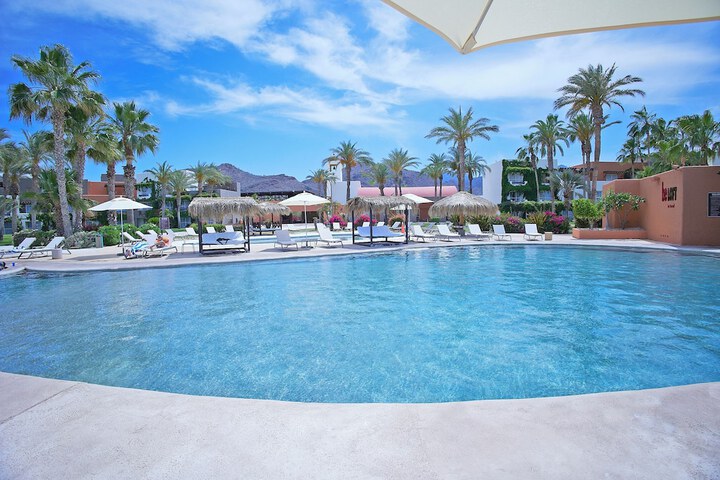 Hotel with Pool