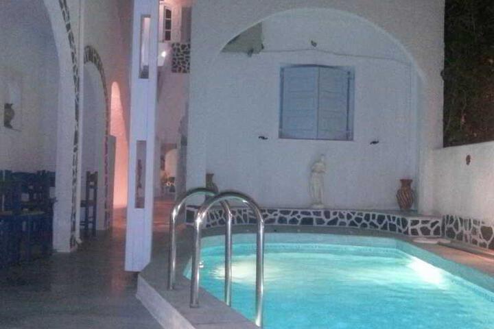 ANGELS IN FIRA HOTEL