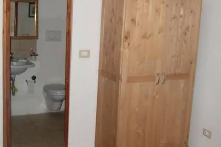 Room 5 of 10