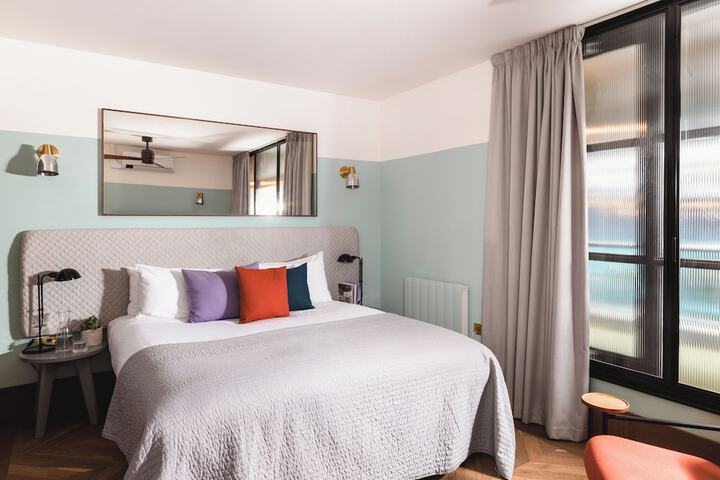 Room 42 of 100