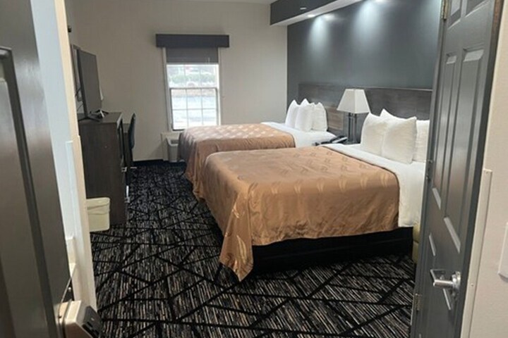 2 Double Beds (8 of 9)