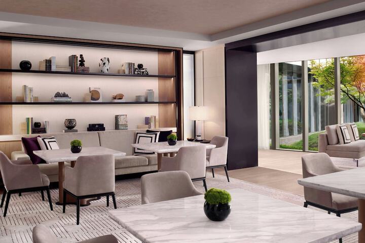 Lounge 86 of 122