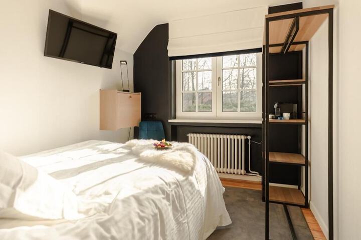 Room 3 of 48