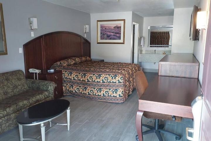 Comfort Room 1 Queen Bed (2 of 9)