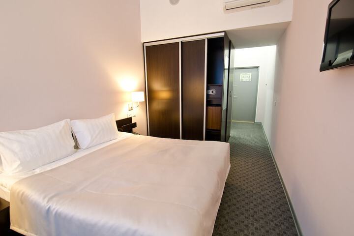Room 9 of 42
