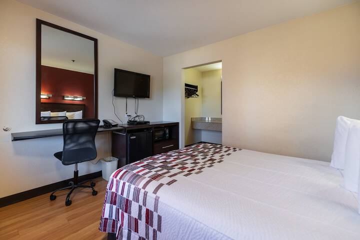 Deluxe Queen Bed (3 of 10)