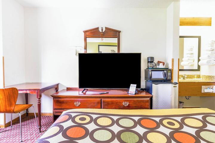 1 Queen Bed (19 of 33)