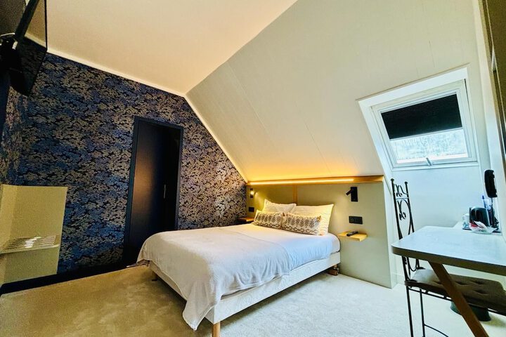 Room 10 of 49