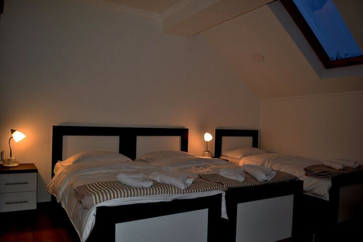 Room 4 of 8