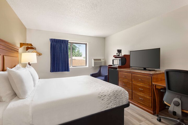 1 Queen Bed (9 of 13)