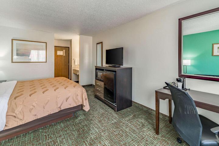 1 King Bed (3 of 7)