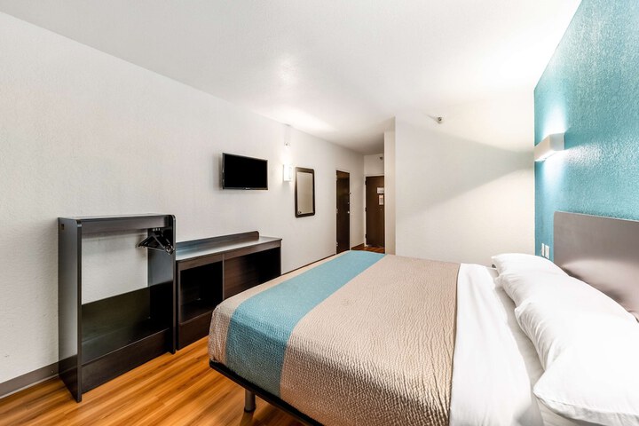 1 King Bed (5 of 14)