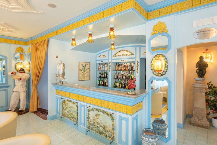 Lounge 44 of 60