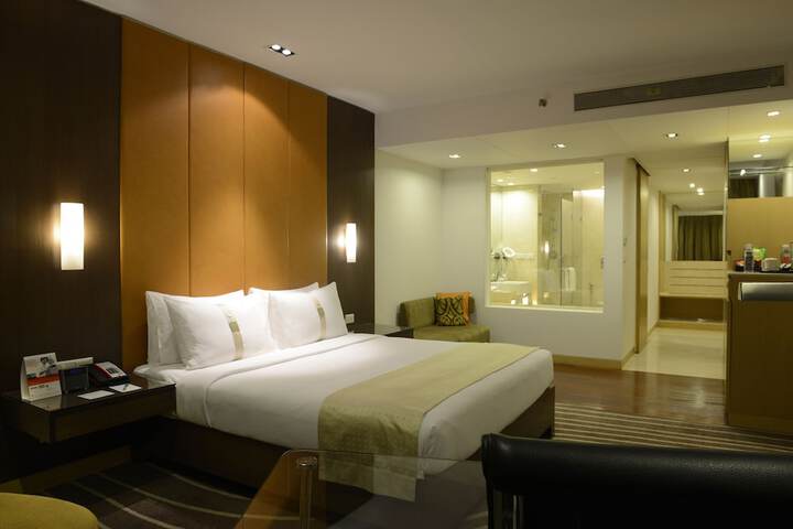 Room 10 of 93