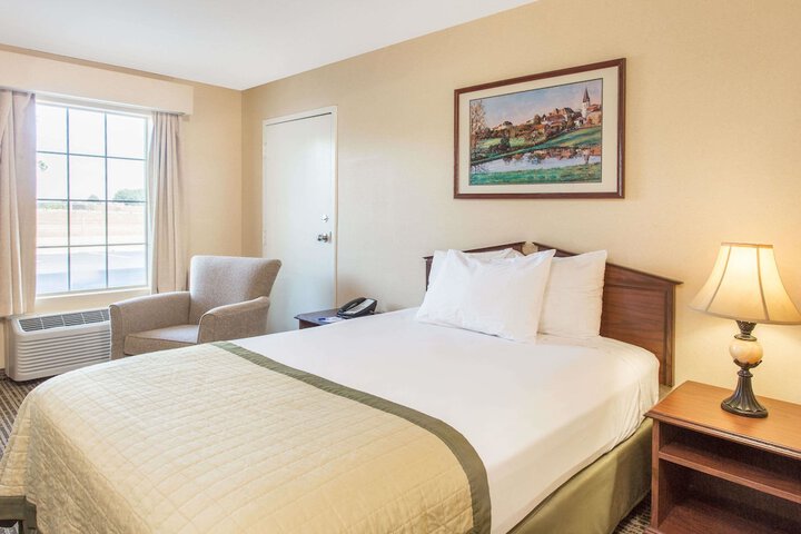 1 King Bed (4 of 5)