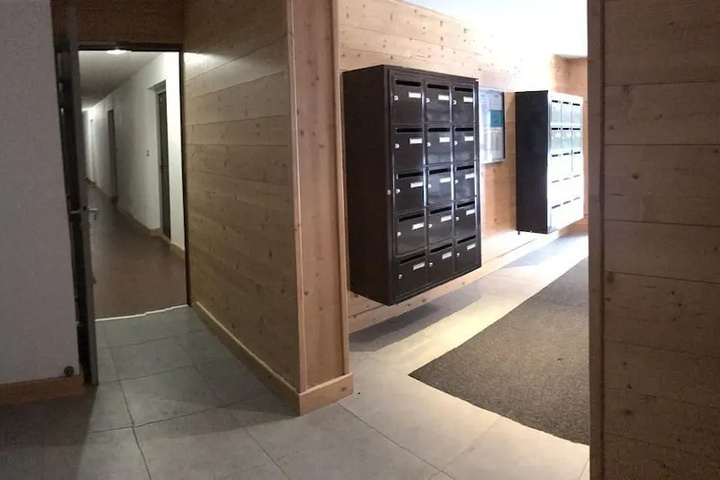 Room 2 of 10