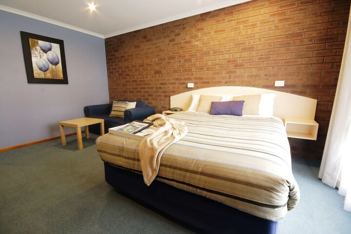 Room 3 of 33